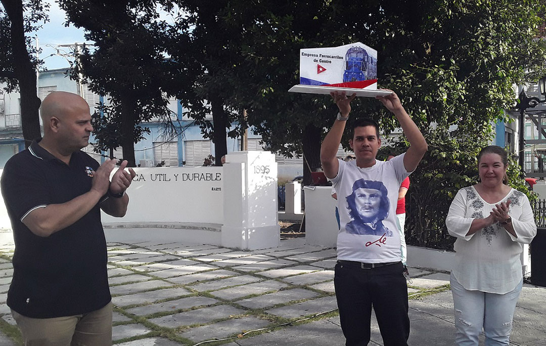 Osnay Miguel Colina, primer secretario del PCC, y Yudí Rodríguez, miembro del Secretariado del Comité Central, entregan reconocimiento a ferroviarios de Villa Clara.