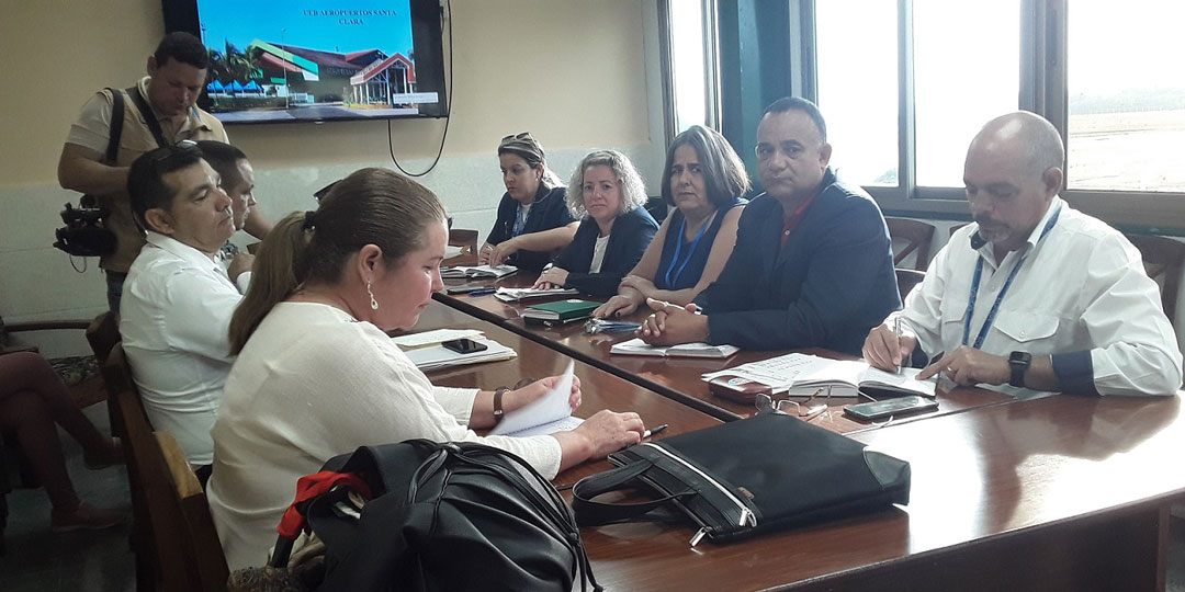Yudí Rodríguez Hernández, miembro del Secretariado del Comité Central, visita el aeropuerto internacional Abel Santamaría, de Santa Clara.