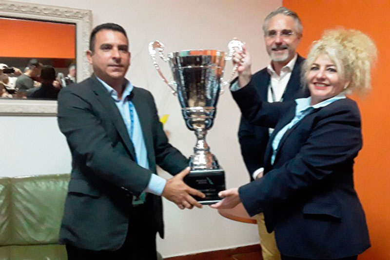 Entrega del premio Customer Cup al aeropuerto internacional Abel Santamaría, de Santa Clara.