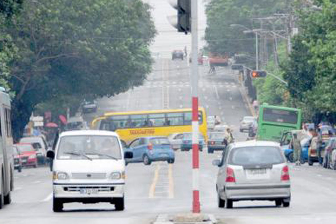 Movimiento vehicular en una calle
