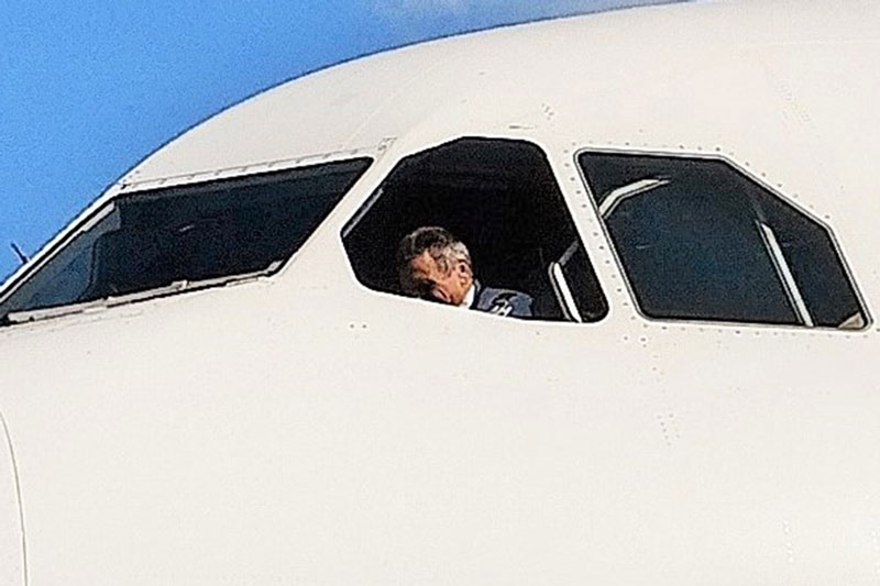 Antonio Palerm en la cabina del avión tras aterrizar en Santa Clara.