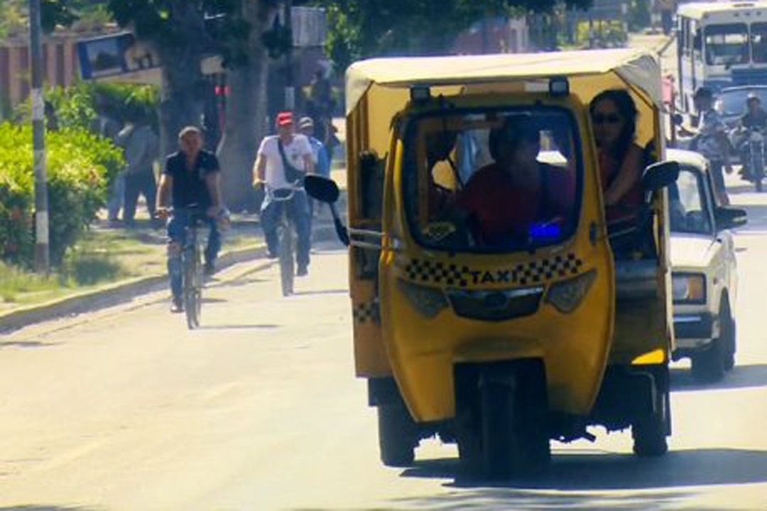 Triciclo eléctrico con pasajeros