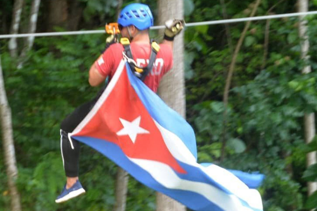 Visitante en el disfrute de una de las atracciones locales
