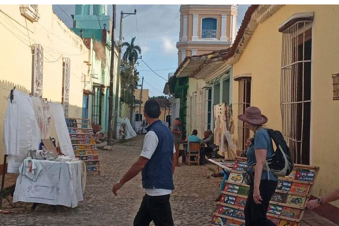 Calle de Trinidad con artesanías locales