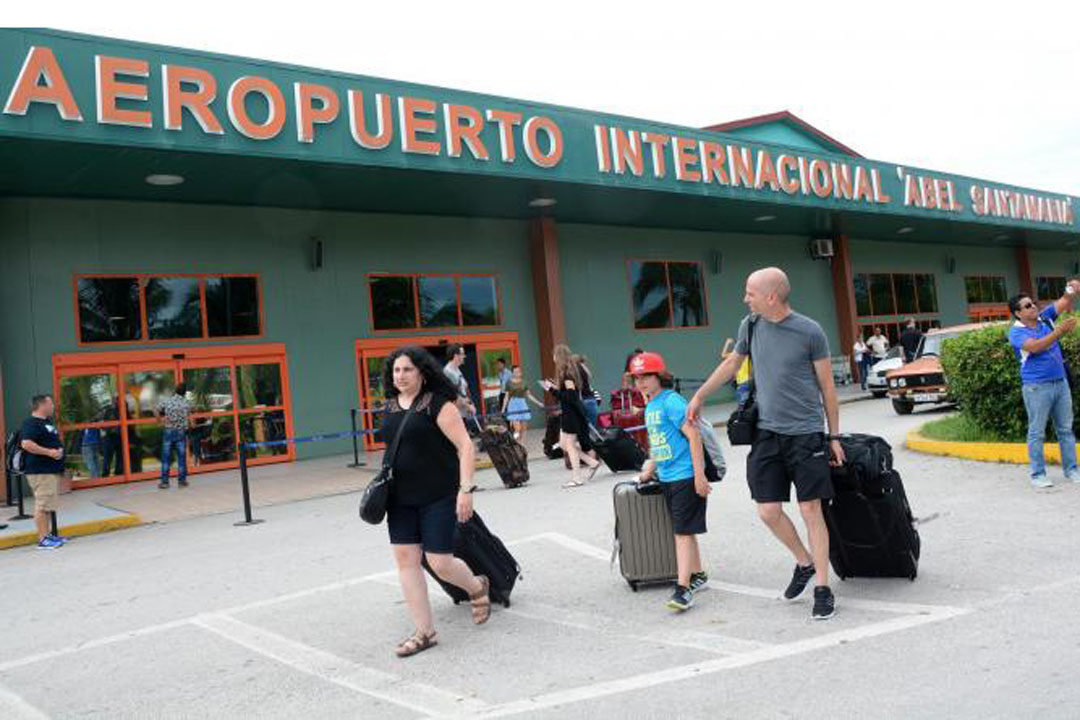 Entrada del aeropuerto Abel Santamaría