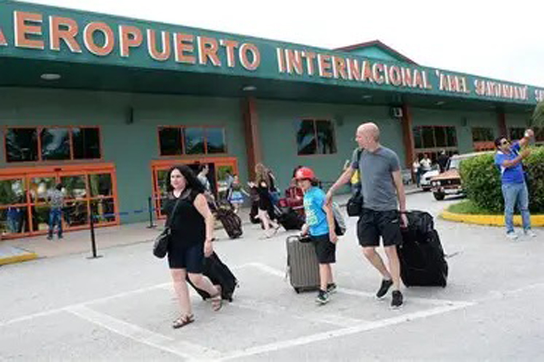 Viajeros en Aeropuerto Internacional Abel Santamaria