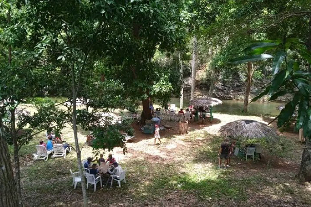 Area de recreación junto a un rio 