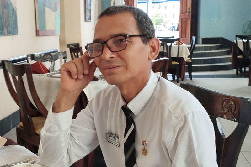 Manuel Soliño Guevara, capitán de salón del complejo gastronómico cultural Santa Rosalía.