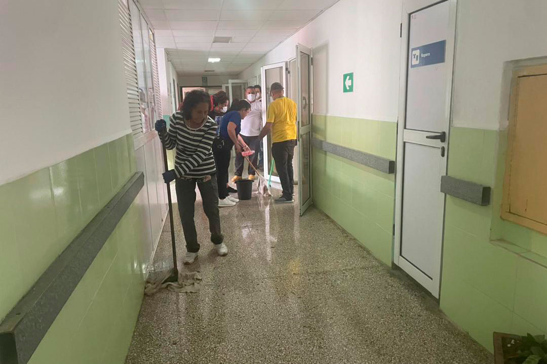 Trabajadores de Palmares en jornada de limpieza en el hospital provincial de Villa Clara.