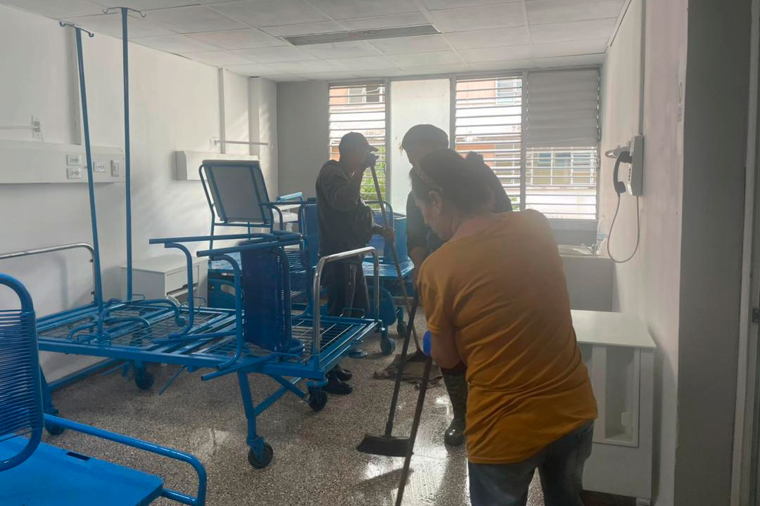 Trabajadores de Palmares realizan limpieza en sala del hospital Arnaldo Milián Castro.